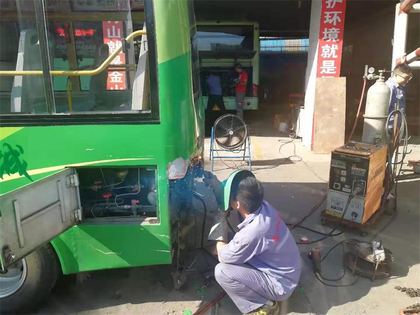 鈑金工，修復(fù)車(chē)身.jpg