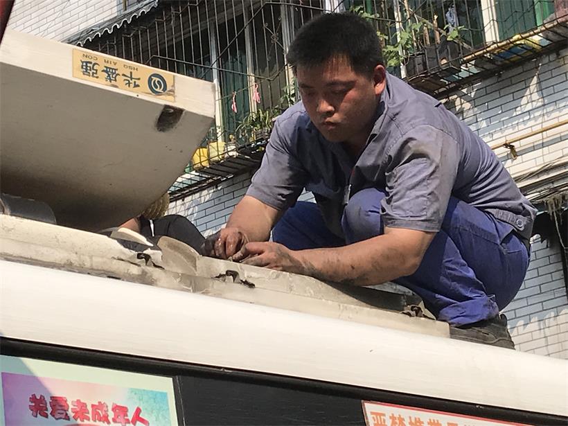 電工，檢修車(chē)輛空調(diào).jpg